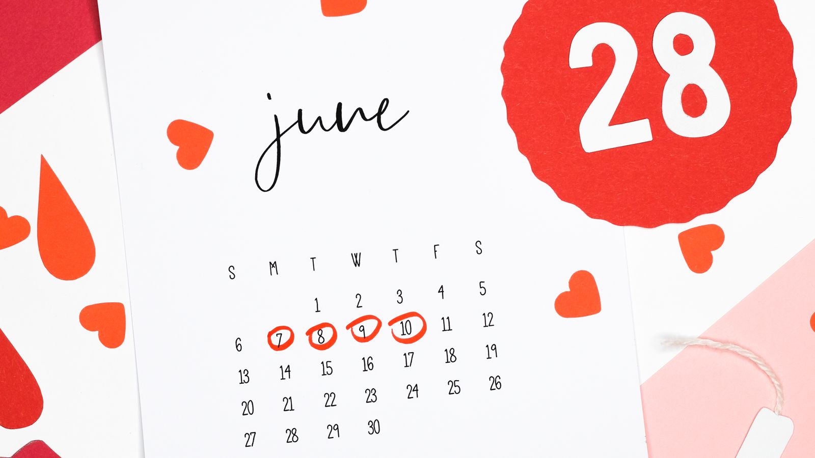 Femme calme consultant un calendrier de cycle dans une pièce lumineuse aux tons doux
