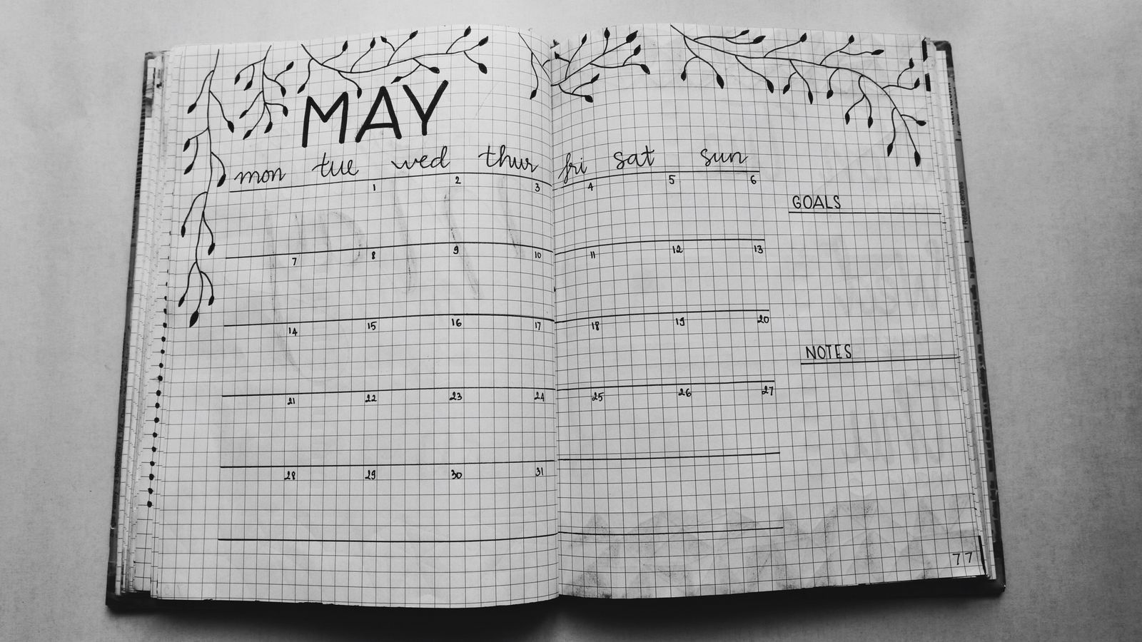 Mujer embarazada mirando un calendario con calma en su casa, luz natural cálida
